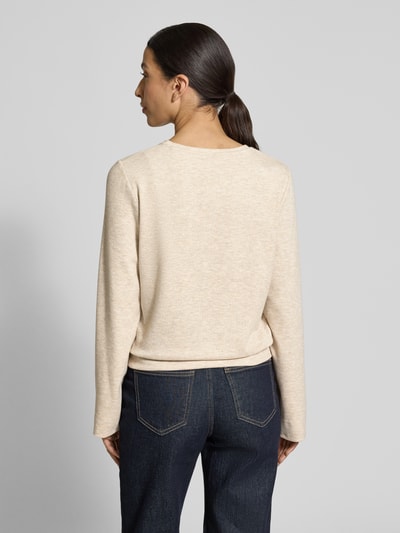 Frauenmodel trägt Relaxed Fit Pullover mit Viskose-Anteil Modell 'Samike' von Opus in beige mit Elastischer-Material-Mix, Ganzkörperansicht Rückansicht. Damen Pullover zeigt Rundhalsausschnitt und elastischen Bund, Rückenlänge bei Größe 36: 53 cm.