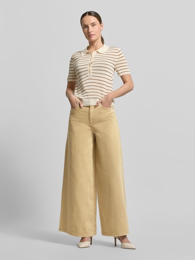 Frauenmodel trägt Wide Leg Jeans im 5-Pocket-Design von Stefanel in Beige, reine Baumwolle, ausgestellter Schnitt, Ganzkörperansicht von vorne.