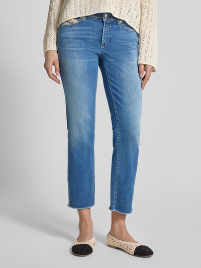 Frauenmodel trägt Slim Fit Jeans aus Baumwoll-Mix in verkürzter Passform von Cambio, hellblaue Waschung, 5-Pocket-Design, Nahaufnahme Unterkörper.