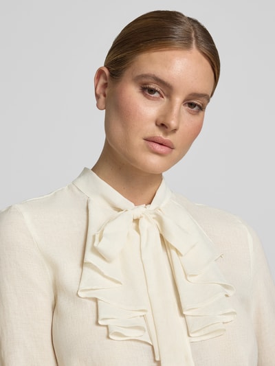 Vrouwenmodel draagt Regular Fit Schluppenbluse met Rüschen van Christian Berg Woman Selection, ivoorkleur, fijne textuur, knoopsluiting, lange mouw, detailopname bovenlichaam