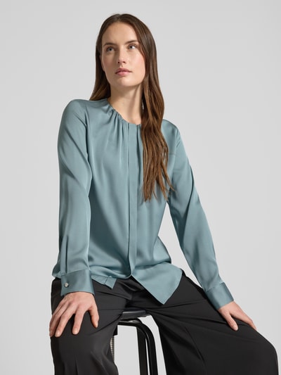 Frauenmodel trägt Regular Fit Seidenbluse aus Seiden-Mix Modell 'BANORAH' von BOSS, Optik: Unifarben, Nahaufnahme Oberkörper.