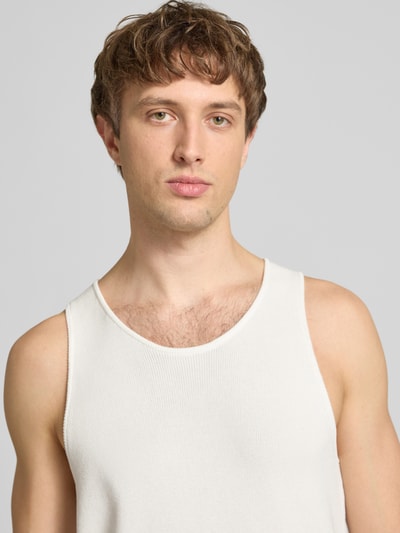 Männermodel trägt Regular Fit Tank Top aus Viskose-Mix Modell 'CHRIS' von Only & Sons in Unifarbe, Feinstrick, Nahaufnahme Oberkörper.