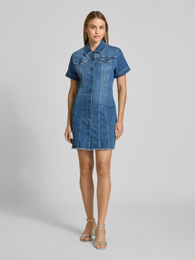 Frauenmodel trägt Jeanskleid mit Fransensaum und Knopfleiste von Liu Jo White aus Baumwoll-Mix mit Stretch-Anteil, Minikleid, Körpernaher-Schnitt, Kentkragen, Brusttaschen mit Knopfverschluss, kurzen Ärmeln mit Aufschlag, Rückenlänge 87 cm in Größe 36, Brustweite 44 cm, Ärmellänge 18 cm, mittleres Jeansblau, glatte Textur, Ganzkörperansicht von vorne.
