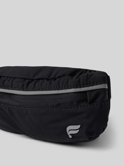 Produktfoto, Gürteltasche mit Logo-Print von Fabletics, czarny elastyczny materiał, odblaskowy nadruk, Szerokość w rozmiarze 1: 21 cm, Długość: 9 cm, Głębokość: 5 cm, Długość paska: 56 cm