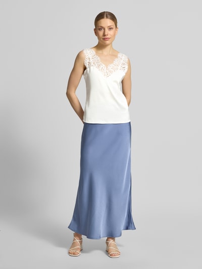 Vrouwenmodel draagt Blusentop mit Spitzenbesatz van Christian Berg Woman Selection, wit met kanten details, regular fit, materiaal-mix met stretch, V-hals, ruglengte maat 36: 56 cm, volledige lichaamsweergave van voren.