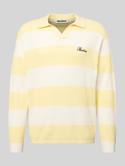 Produktfoto, Regular Fit Strick-Poloshirt mit Block-Streifen von REVIEW aus reiner Baumwolle, gelb-weiße breite Streifen, dezente Logo-Bestickung auf der Brust, strukturierte Oberfläche