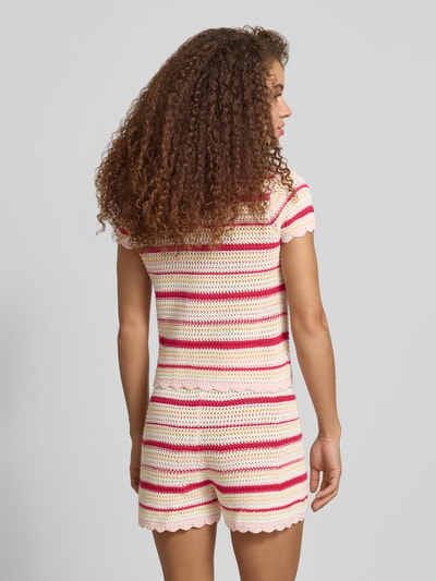 Frauenmodel trägt Gestreiftes Häkel-Top mit Muschelrand-Detail von REVIEW, Reine Baumwolle, Slim-Fit, Streifenmuster, Knopfleiste, Rückenlänge bei Größe S 50 cm, Rosa-Rot-Beige-Töne, Grobstricktextur, Ganzkörperansicht Rückansicht.