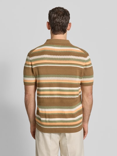 Männermodel trägt Strickshirt im Allover-Look mit Polokragen von MCNEAL in Braun- und Cremetönen, Reine Baumwolle, Regular-Fit, Rückenlänge 12 cm, Ärmellänge 26 cm, Ganzkörperansicht Rückansicht.