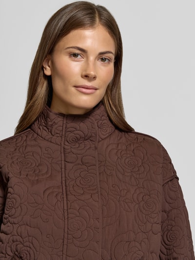 Frauenmodel trägt Blouson mit Ziernähten Modell 'FIPURA' von YAS, braune Farbe, florale Stickerei, Nahaufnahme Oberkörper.