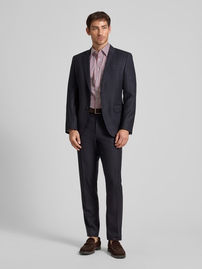 Männermodel trägt Comfort Fit Business-Hemd aus Baumwolle mit Kentkragen von ETERNA in Weiß-Rot, feine Streifen, Ganzkörperansicht von vorne. Rückenlänge bei Größe 40: 80 cm, Schulterbreite: 46 cm, Ärmellänge: 28 cm, 1/2-Arm, Reine Baumwolle.