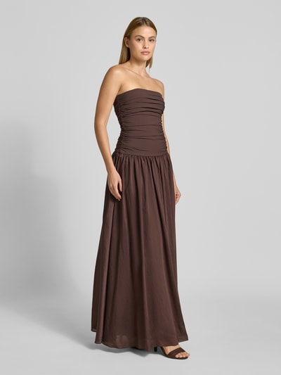 Vrouwenmodel draagt Maxikleid im Off-Shoulder-Look van Jake*s Cocktail in bruin, A-lijn, draperieën, katoenmix stretch, volledige lichaamsvooraanzicht