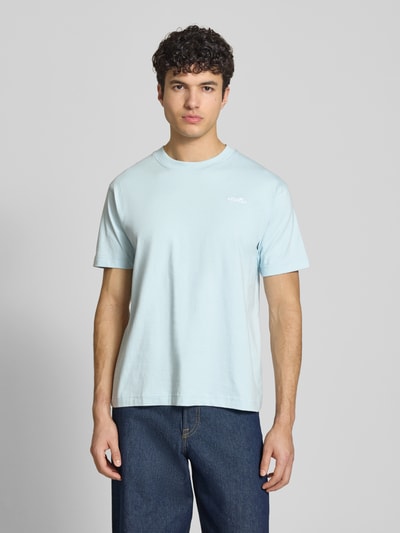 Männermodel trägt Herren T-Shirt mit Label-Stitching Modell 'ACCIANO CLASSIC' von Ellesse, reine Baumwolle, gerader Schnitt, Ganzkörperansicht von vorne.