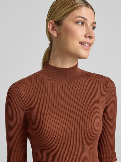 Frauenmodel trägt Slim Fit Pullover mit Stehkragen Modell 'GALLO' von Marella, braun, Glitzer-Effekt, Halbarm, Nahaufnahme Oberkörper.
