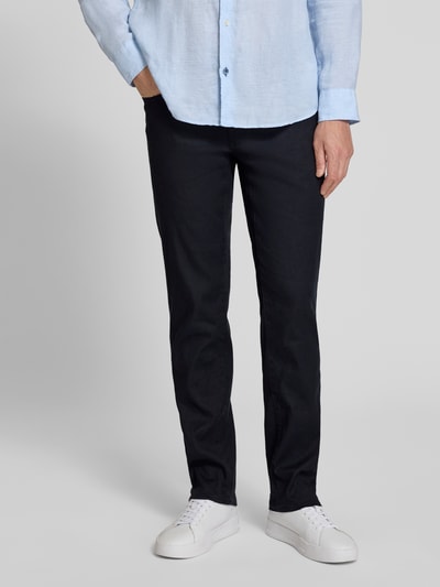 Mężczyzna nosi Regular Fit Stoffhose aus Baumwoll-Leinen-Mix Modell 'CADIZ' od Brax, ciemnoniebieski, 5 kieszeni, bawełniano-lniany materiał, łatka z logo, szlufki na pasek, guziki i kryty zamek, unikatowa faktura, widok na całe nogi z przodu.