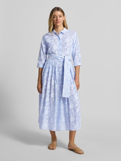Frauenmodel trägt Hemdblusenkleid mit Bindegürtel von Milano Italy in Hellblau-Weiß, A-Linie, Allover-Look, reine Baumwolle, Ganzkörperansicht von vorne.