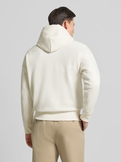 Mannermodel draagt Relaxed Fit Hoodie met Labelstitching en kangoeroezak van Polo Ralph Lauren, katoenmix, ruglengte maat M 67 cm, mouwlengte 54 cm, relaxed fit, effen crème, gladde textuur, Ganzkörperansicht Rückansicht.