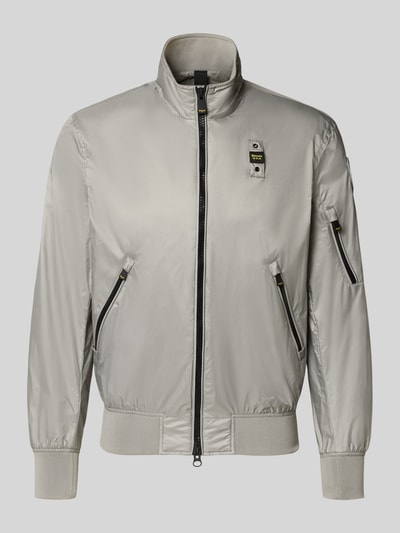 Produktfoto, Jacke mit Reißverschlusstaschen Modell 'Brahms' von Blauer Usa in hellem Grau, Stehkragen, sichtbare Zipper, Regular Fit