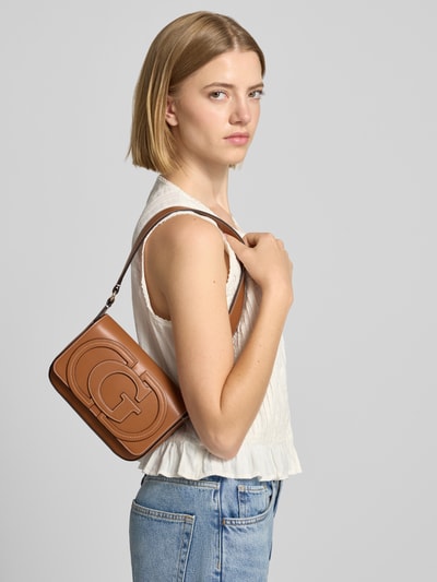 Kobiece modelka nosi Shoulder Bag mit Logo-Detail Model 'Ruby' od GUESS, brązowa torba na ramię, detal z logo, Szerokość w rozmiarze 1: 21 cm, Długość w rozmiarze 1: 14 cm, Głębokość w rozmiarze 1: 6 cm, długość paska na ramię w rozmiarze 1: 58 cm, Ganzkörperansicht z przodu