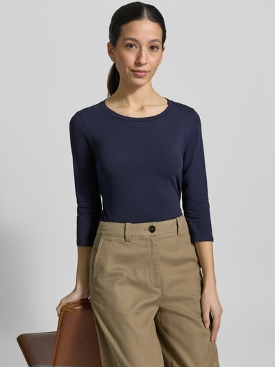 Modelka nosi granatowe Slim Fit 3/4-Shirt aus Baumwoll-Mix Modell 'MULTIA' od Weekend Max Mara, jednolity, krój slim fit, okrągły dekolt, 3/4 rękawy, detal z logo, bawełniana tkanina, tekstura gładka, widok na górną część sylwetki, ujęcie z przodu.