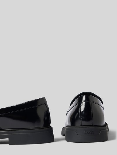 Produktfoto, glänzend schwarzer Loafer aus Echtleder Modell 'Calev' von BOSS, seitliche und Rückansicht, schlichtes Design