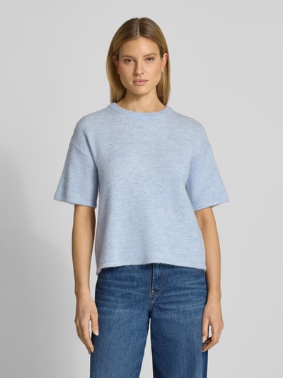 Vrouwenmodel draagt Regular Fit Strickpullover aus Woll-Mix mit Alpaka-Anteil Modell 'LULU' van Selected Femme in melange optiek, lichtblauw, korte mouw, crew neck, ribbreistructuur, damestrui, voorkant volledig zichtbaar, close-up bovenlichaam.