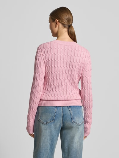 Modelka nosi Slim Fit Strickpullover aus reiner Baumwolle od Tommy Hilfiger, różowy, wzór w paski, dzianina, krój slim fit, widok z tyłu.