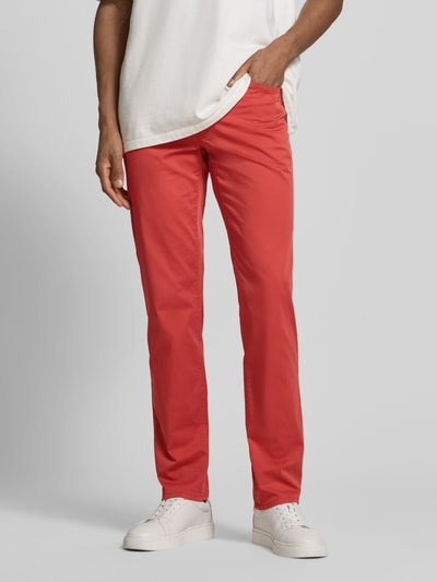 Męski model nosi Slim Fit Stoffhose mit Lyocell-Anteil Modell 'Cadiz' od Brax, bawełniana tkanina, krój slim fit, pięć kieszeni, widok z przodu, zbliżenie górnej części nóg, szerokość w rozmiarze 32/32: 107 cm, długość nogawki: 81 cm.