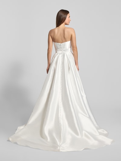 Kobiece modelka nosi Regular Fit Brautkleid mit Zierknopfleiste od Luxuar z satyny, taliowany krój, ozdobna listwa guzikowa, bez rękawów, zamek błyskawiczny, długość tyłu 202 cm, szerokość klatki piersiowej 33 cm, widok całej sylwetki od tyłu.