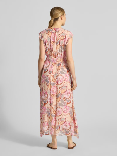 Frauenmodel trägt Maxikleid mit V-Ausschnitt und Schnürung Modell 'CALI' von SUNCOO PARIS im Allover-Look, A-Linie, Rückenlänge 133 cm, Brustweite 33 cm, Ganzkörperansicht Rückansicht.