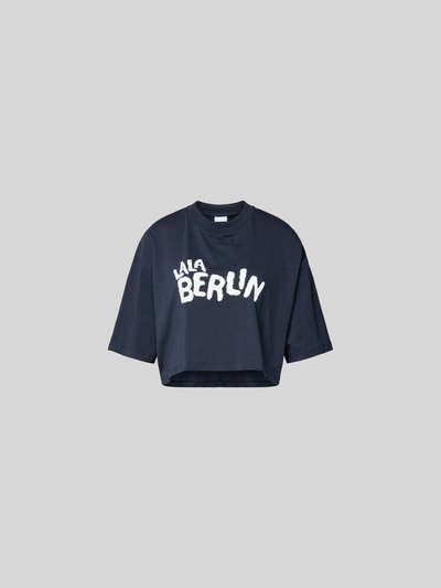 Produktfoto, Cropped T-Shirt mit Logo-Print von Lala Berlin in Dunkelblau, Reine Baumwolle, Rundhalsausschnitt, Halbarm, Rückenlänge 38 cm