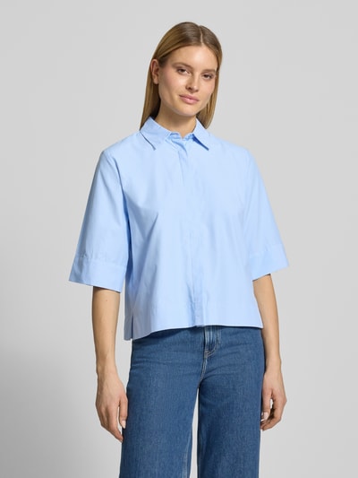Frauenmodel trägt Regular Fit Hemdbluse im Halbarm-Design Modell 'Netti' von Soyaconcept in Hellblau, Material-Mix mit Baumwoll-Anteil, Hemdblusenkragen, dezente Struktur, Rückenlänge bei Größe S 58 cm, Ärmellänge 37 cm, Ganzkörperansicht von vorne.