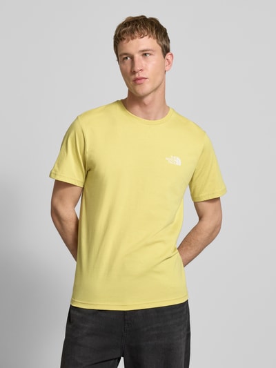 Männermodel trägt T-shirt mit Labelprint von The North Face, Katoenmix, regular fit, ronde hals, ruglengte bij maat M 71 cm, Ganzkörperansicht von vorne.