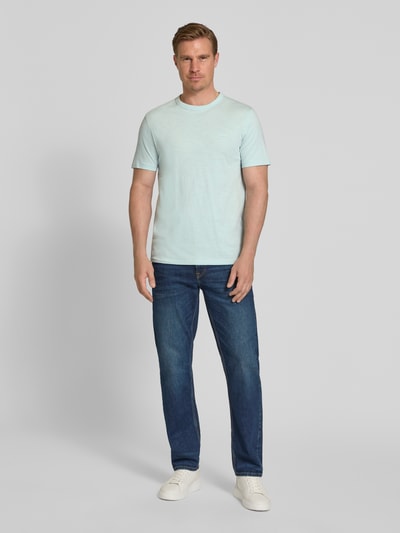 Männermodel trägt Regular Fit T-Shirt aus reiner Baumwolle Modell 'TEGOOD' von BOSS Orange in Optik: Unifarben, Ganzkörperansicht von vorne.