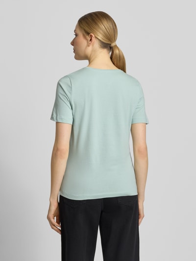 Vrouwenmodel draagt T-Shirt mit Rundhalsausschnitt van Christian Berg Woman in lichtblauw, puur katoen, regular fit, halve mouw, ruglengte maat S 60 cm, volledige lichaamsweergave achteraan.