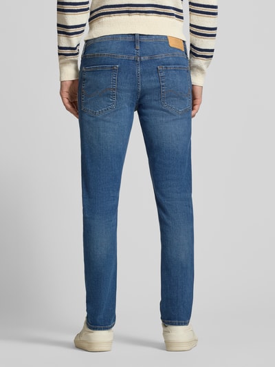 Mężczyznamodel nosi Slim Fit Jeans Modell 'GLENN' od JACK & JONES, mieszanka bawełny z dodatkiem streczu, wpuszczane kieszenie, szerokość w rozmiarze 32/32: 41 cm, długość wewnętrzna nogawki: 75 cm, widok całopostaciowy z tyłu.