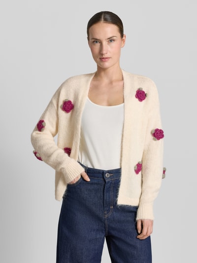 Frauenmodel trägt Cradigan mit floralen Applikationen und offener Front von Zero, Gerader-Schnitt, cremefarben mit rosa Applikationen, Nahaufnahme Oberkörper.