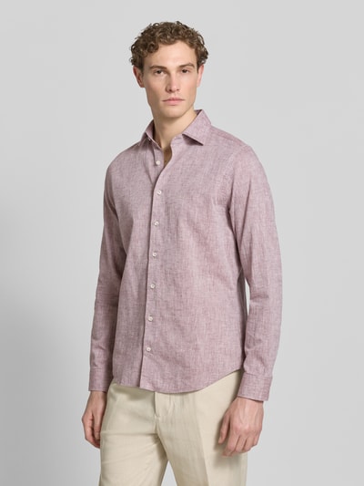 Männermodel trägt Slim Fit Freizeithemd mit Leinen-Anteil von Roy Robson, Baumwoll-Leinen-Mix, Kent-Kragen, Langärmelig, Ganzkörperansicht von vorne.