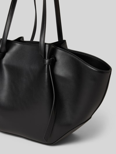 Produktfoto, Shopper mit Knotendetail von Seidenfelt aus schwarzem, glattem Material, große Form, lange Henkel, Nahaufnahme seitlich, Hauptfach mit Reißverschluss, Knotendetails, Maße: 50x27x15 cm, Innenfach mit Reißverschluss, Schulterriemen 65 cm.