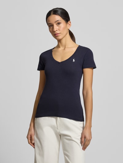 Vrouwenmodel draagt donkerblauw T-Shirt met Label-Stitching van Polo Ralph Lauren, rechte snit, V-hals, katoenen textuur, vooraanzicht.