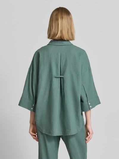 Frauenmodel trägt Boxy Fit Bluse mit V-Ausschnitt Modell 'Lava' von FREE/QUENT, Leinen-Viskose-Mix, grün, Ganzkörperansicht Rückansicht.
