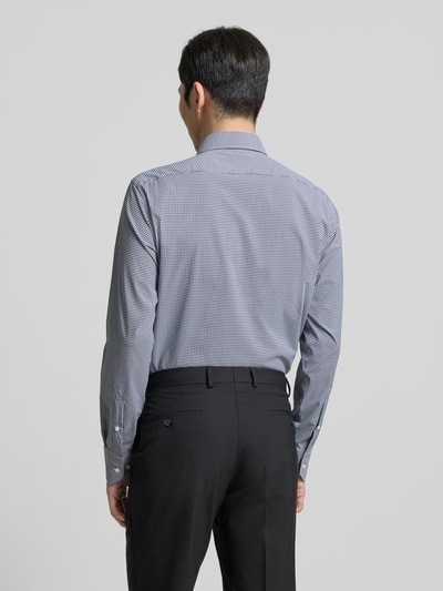 Männermodel trägt Regular Fit Businesshemd mit Kombimanschette Modell 'P-JOE-K' von BOSS, Gitterkaro, unifarben, Ganzkörperansicht Rückansicht.