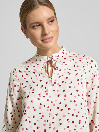 Frauenmodel trägt Regular Fit Bluse aus reiner Viskose mit Schlüsselloch-Ausschnitt von ETERNA, cremefarben mit roten Punkten, Langärmelig, eingefasste Ärmelabschlüsse, Stehkragen, Rückenlänge bei Größe 36: 62 cm, Ärmellänge 62 cm, Nahaufnahme Oberkörper.