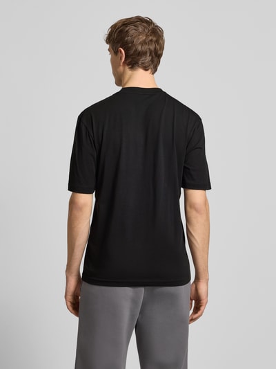 Männermodel trägt Regular Fit T-Shirt aus reiner Baumwolle Modell 'NIEROFIX_U261' von HUGO, Optik: Unifarben, Ganzkörperansicht Rückansicht.