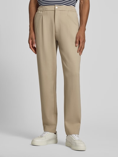 Männermodel trägt Hose mit französischen Eingrifftaschen von CK Calvin Klein in Beige, Tapered Fit, Baumwoll-Mix, Ganzkörperansicht von vorne.
