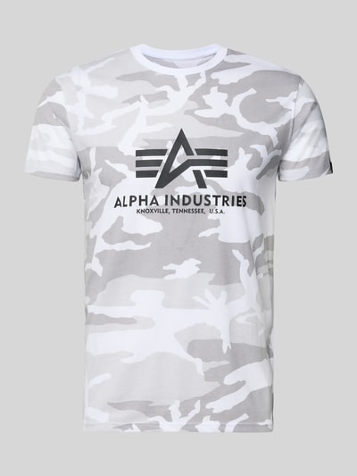 Produktfoto, T-Shirt mit Label-Print von Alpha Industries aus reiner bawełna, prosty krój, okrągły dekolt, długość tyłu w rozmiarze M: 70 cm, białe i szare motywy camouflage
