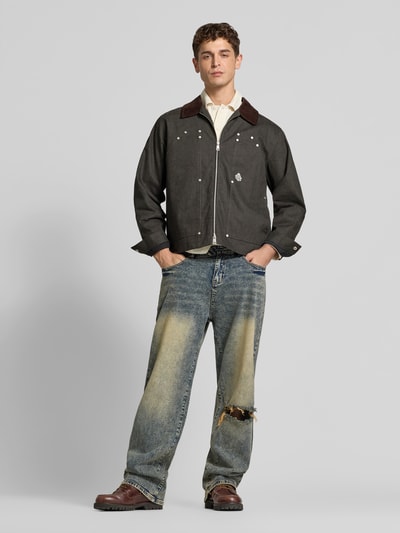 Männermodel trägt Jacke aus reiner Baumwolle von Don’t Waste Culture in Dunkelgrau mit Kontrastkragen und Eingrifftaschen, Ganzkörperansicht von vorne.