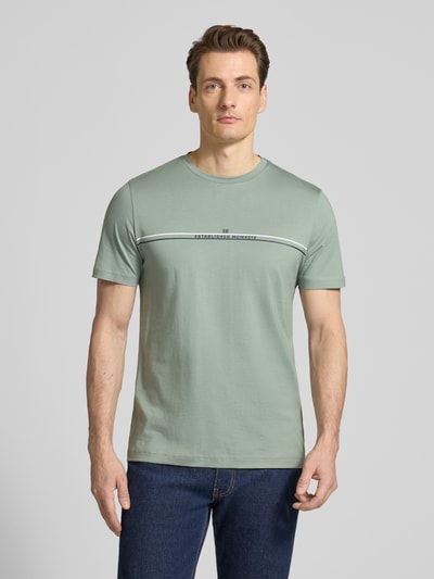Männermodel trägt Regular Fit T-Shirt mit Logo-Print von Christian Berg Men in Mintgrün, reine Baumwolle, Nahaufnahme Oberkörper.