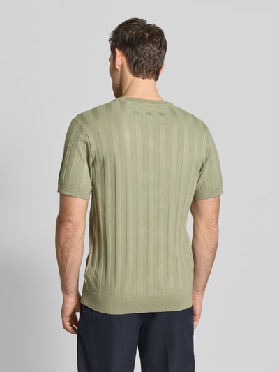 Männermodel trägt Strickshirt aus Viskose-Mix mit Rundhalsausschnitt von Lindbergh, Regular-Fit, Ripp-Optik, Rückenlänge 69 cm, Ganzkörperansicht Rückansicht.