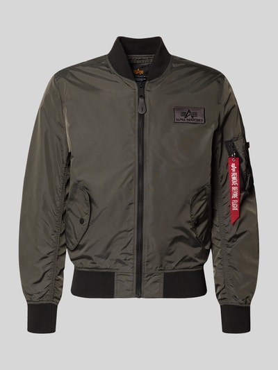 Produktfoto, Regular Fit Bomberjacke mit Logo-Patch von Alpha Industries, stójka, krój regular fit, naszywka z logo, wpuszczane kieszenie, zamek błyskawiczny, kieszeń na rękawie zapinana na zamek błyskawiczny, długość tyłu w rozmiarze M: 65 cm, szerokość ramion w rozmiarze M: 45 cm, szerokość klatki piersiowej w rozmiarze M: 54 cm, długość rękawów w rozmiarze M: 69 cm, kolor khaki, matowa struktura