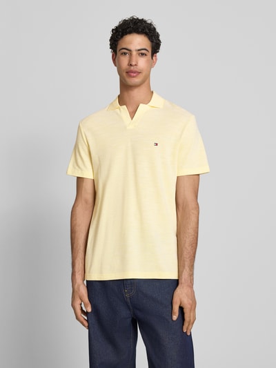 Mannenmodel draagt Regular Fit poloshirt uit puur katoen van Tommy Hilfiger, melangelook, logostitching, polokraag, korte mouw, geheelvooraanzicht bovenlichaam.